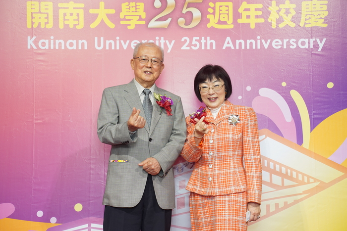 葉榮譽董事長與周校長合影圖片